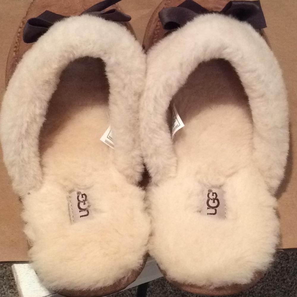 SOLD!  Cozy Shearling house slippers by UGG - Picture 7 of 8